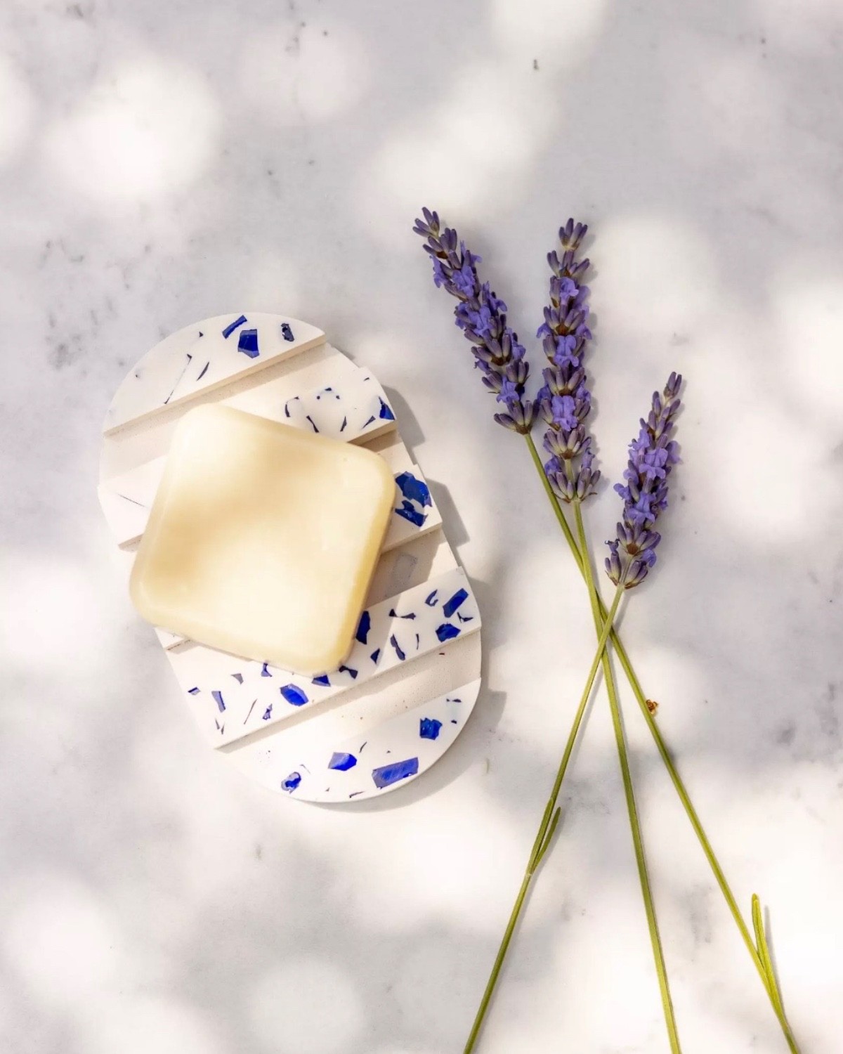 PORTE-SAVON  À RAINURES ECO-TERRAZZO - Bleu Outremer