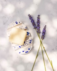 PORTE-SAVON  À RAINURES ECO-TERRAZZO - Bleu Outremer