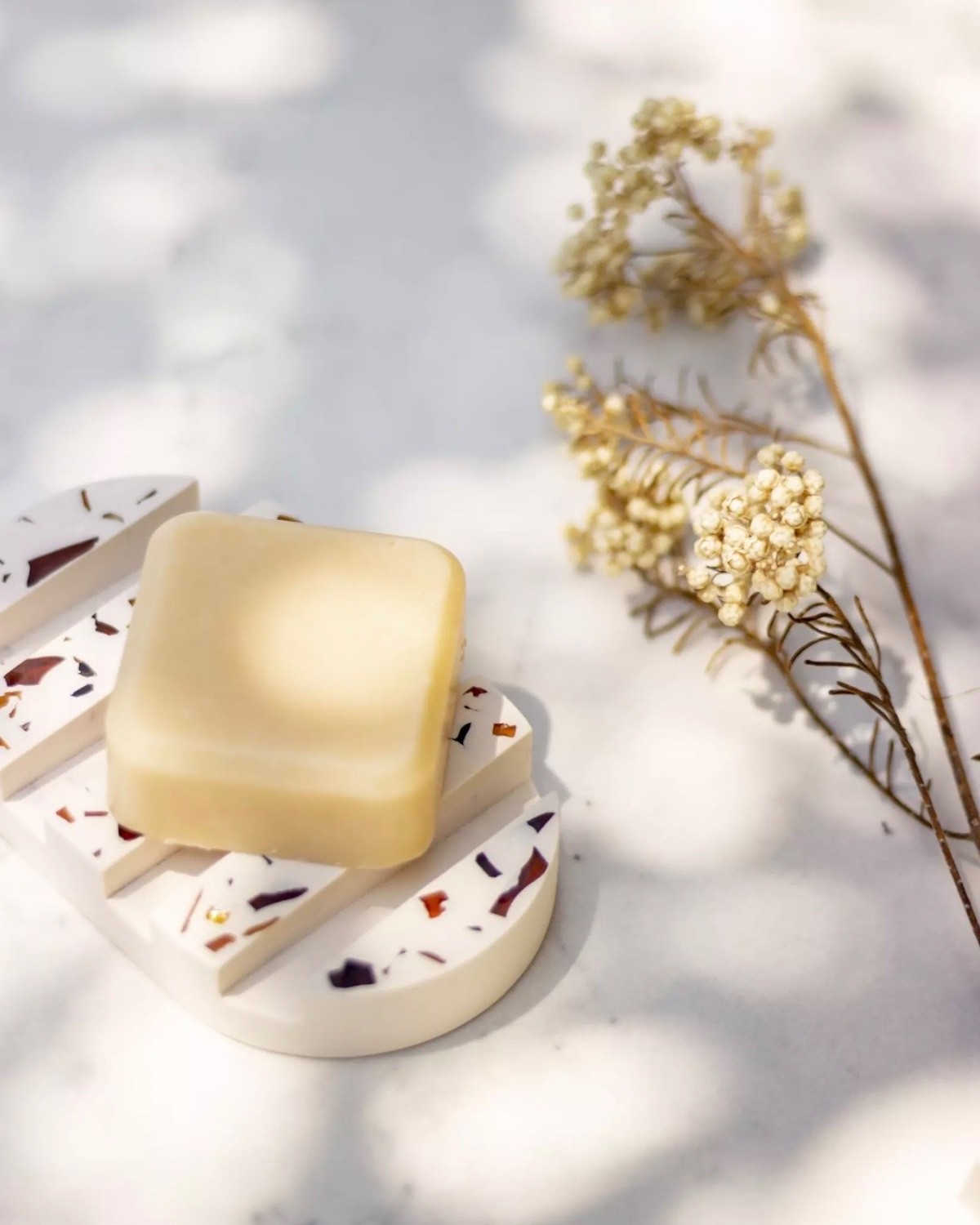 PORTE-SAVON  À RAINURES ECO-TERRAZZO - Rose pâle